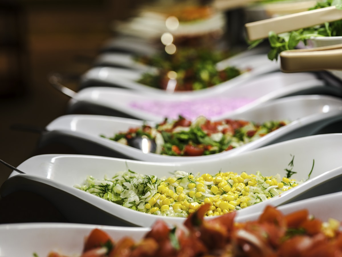 Buffet traiteur dressé avec raffinement par Le Clan des Gourmands pour un événement à Francaltroff